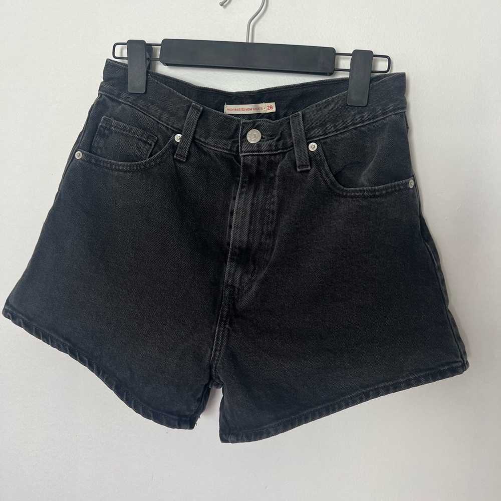 Levi’s High Rise Mom Shorts in Black